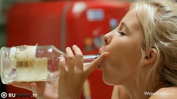 Молодая выпившая куколка приласкала свою киску бутылкой на кухне