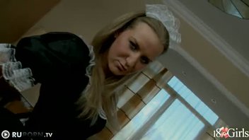 Молодая горничная на диване порется в зад