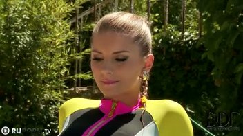 Симпатичная девушка с большими сиськами показала соло у бассейна