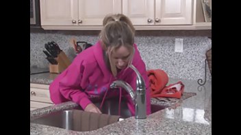 Чувак воспользовался случаем и вставил горячей мамаше на кухне