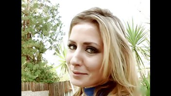 Горячая шлюха делает небрежно минет с подругой