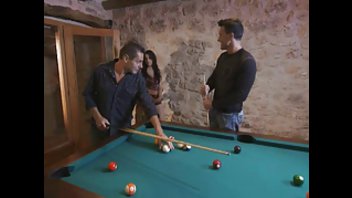 Красивую брюнетку с прекрасным телом расписали на троих