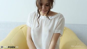 Девушка разглядывает свои промежности в зеркале