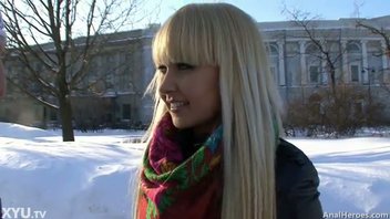 Блондинка с длинными волосами трахнулась с лысым незнакомцем на оранжевом диване