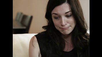 Брюнетка с маленькой грудью позволила трахнуть себя на диване