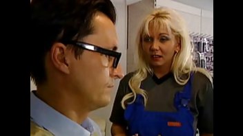 Грудастая блондинка дала в попу в автомобильном магазине