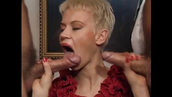 Сексуальная тётя с короткой стрижкой обработала два члена