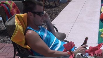 Секс с двумя горячими бейбами у бассейна