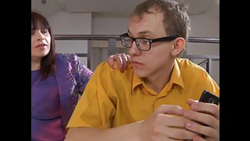 Русская женщина жаждет анального секса с молодым