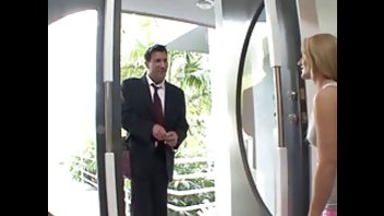 Мужик отодрал молодую блондинку на диване