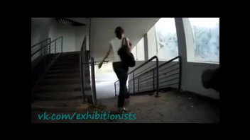 Эксгибиционист мастурбирует при девушках