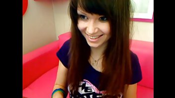 Симпатичная Дженни шалит перед веб-камерой