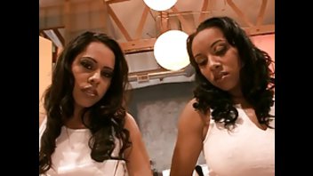 Две потрясающие куколки обработали черного парня