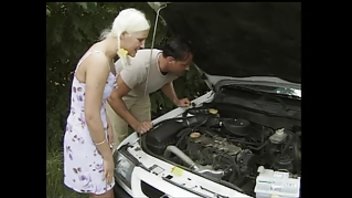 Блондинку трахнули в попку возле неисправного автомобиля