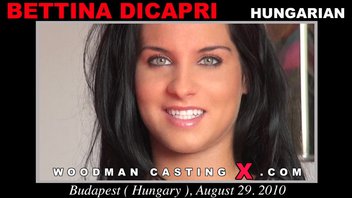 Брюнетка с белоснежной улыбкой прошла кастинг Вудмана