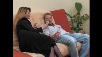 Напоил и трахнул свою зрелую соседку