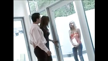 Супружеская пара соблазнила молодую блондинку