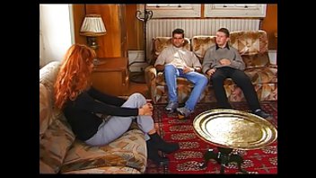 Рыжая красотка согласилась на групповой секс или двойное проникновение