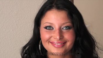 Брюнетку отодрали во все щели на белых простынях