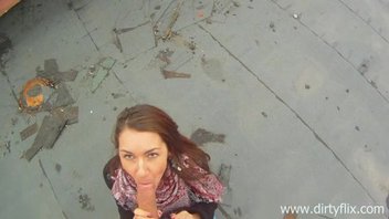 Парень желает трахнуть молодую девушку на крыше дома