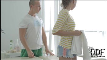 Девушка пришла в массажный салон для эротического масляного массажа