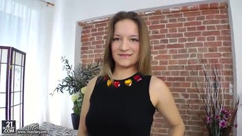 Парень разогрел молодую давалку самотыком перед еблей в жопу