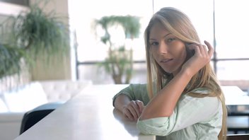 Малышка с притягательной внешностью ласкает свою красивую киску