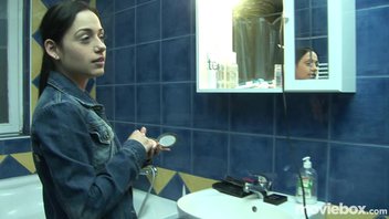 Молодые девчонки развлекаются в спальне