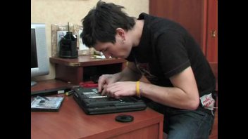 Зрелая шлюха начальница соблазнила молодого парня