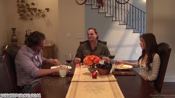 Парень расслабился с дочкой своего босса