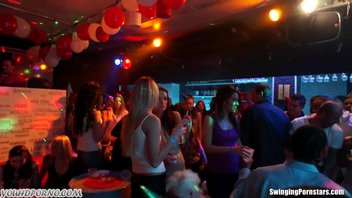 Групповой разврат в ночном клубе