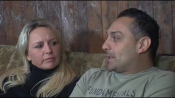 Симпатичная зрелая барышня раздвинула ножки