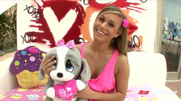 Юная соблазнительница уже знает для чего нужен член и как с ним обращаться