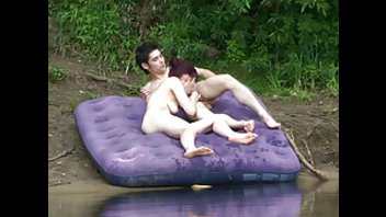 Парочка уединилась на природе для секса и попала в объектив туриста