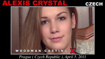 Начинающая застенчивая порно звезда делает свои первые карьерные шаги