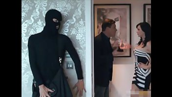 Вор в маске пробрался в дом и трахнул сексуальную хозяйку