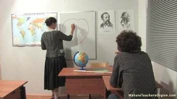 Изголодавшаяся по сексу преподавательница соблазнила студента