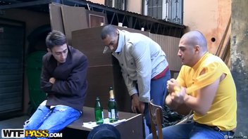 Мужики принудили к грубому плотному сексу стройную девушку