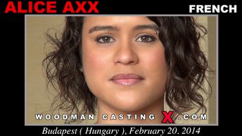 Привлекательная крошка самоотверженно проходит кастинг