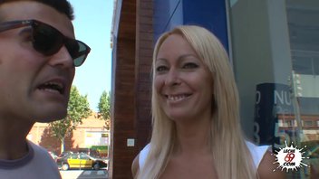 Блондинистая домохозяйка ловко запрыгнула на фаллос любовника