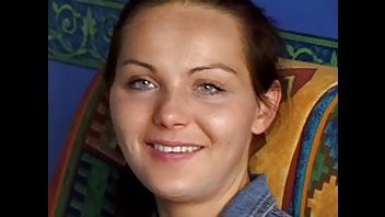 Стервочку поставили раком и лихо оприходовали в попку