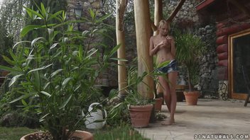 Молоденькая крошка с небольшой грудью уединилась со своим парнем в укромном месте