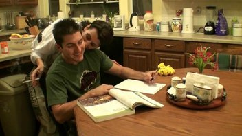 Зрелая женщина сделала минет и резво прыгнула в койку