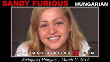 Крошка с бритой киской отдалась грубому толстому мужику