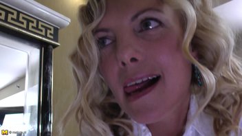 Зрелая дамочка стала рачком и приняла большой член юнца