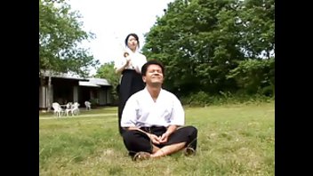 Изысканное японское порно с привлекательной девушкой на открытом воздухе