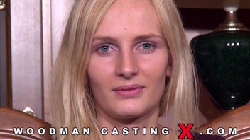 Зрелый мужик присунул худенькой блондинке по самые помидоры