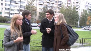 Знакомые пары вместе отдохнули на большой кроватке