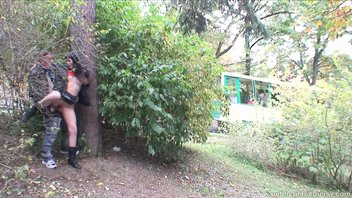 Монику трахнули в парке