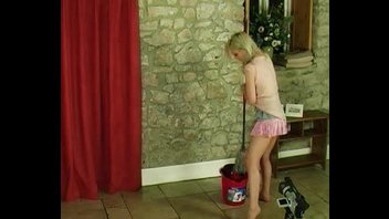 Моет полы и писает в трусики